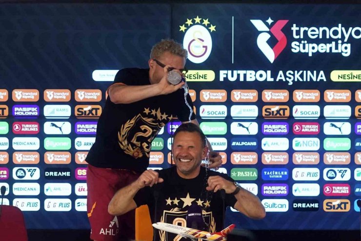 GALATASARAYLI FUTBOLCULARDAN BASIN TOPLANTISINDA SULU KUTLAMA