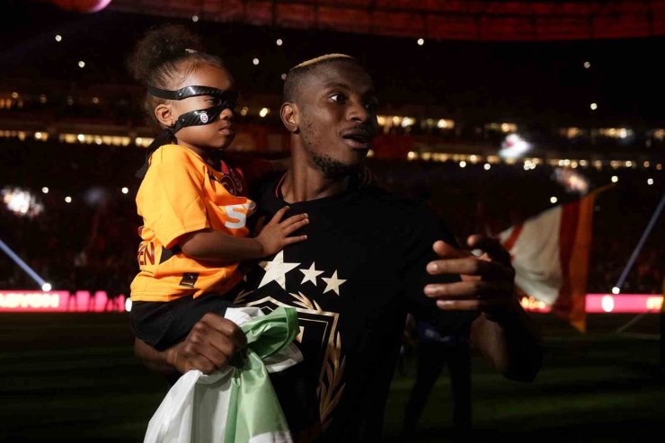 GALATASARAYLI FUTBOLCULARDAN ŞAMPİYONLUK SEVİNCİ