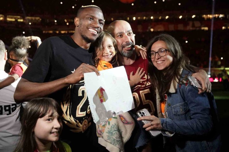 GALATASARAYLI FUTBOLCULARDAN ŞAMPİYONLUK SEVİNCİ