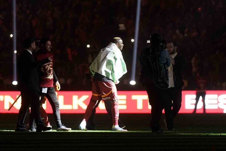 GALATASARAYLI FUTBOLCULARDAN ŞAMPİYONLUK SEVİNCİ