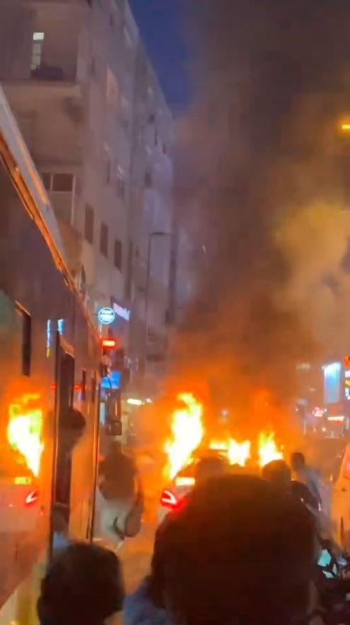 KÜÇÜKÇEKMECE’DE HAVAİ FİŞEKLİ KUTLAMADA YANGIN ÇIKTI, ARAÇ KÜLE DÖNDÜ