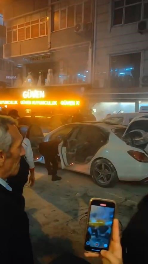 KÜÇÜKÇEKMECE’DE HAVAİ FİŞEKLİ KUTLAMADA YANGIN ÇIKTI, ARAÇ KÜLE DÖNDÜ