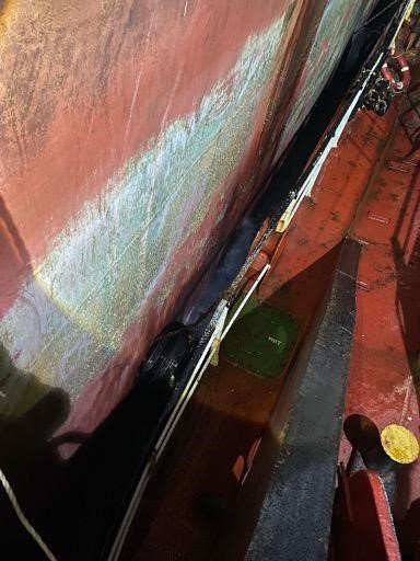 KÜÇÜKÇEKMECE’DE GEMİDEN SIZAN MADDE ENDİŞEYE NEDEN OLDU