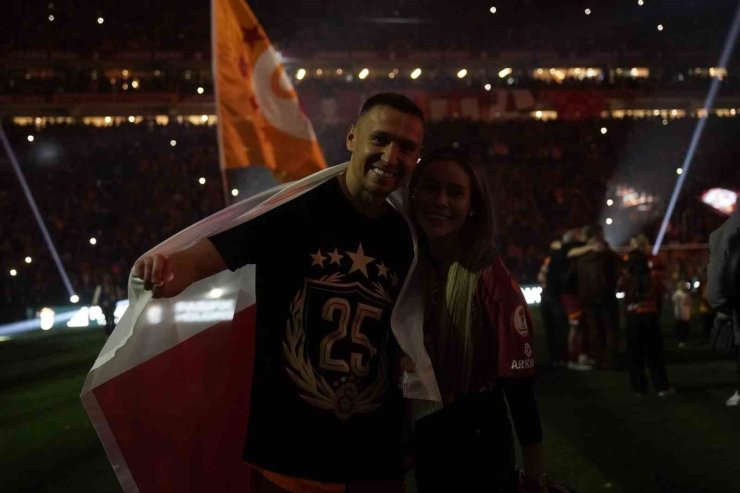 GALATASARAYLI FUTBOLCULAR ŞAMPİYONLUĞU MARŞLAR VE ŞARKILARLA KUTLADI