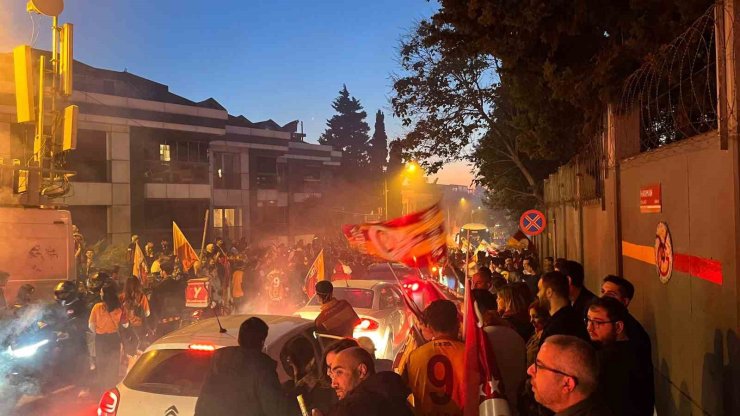 GALATASARAY TARAFTARLARI FLORYA’DA ŞAMPİYONLUĞU KUTLUYOR