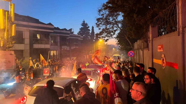 GALATASARAY TARAFTARLARI FLORYA’DA ŞAMPİYONLUĞU KUTLUYOR
