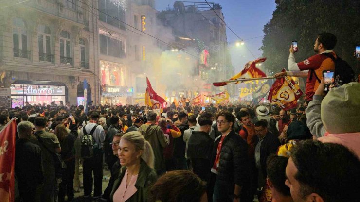 GALATASARAYLI TARAFTARLAR MAÇIN BİTİMİNDE TAKSİM’E AKIN ETTİ