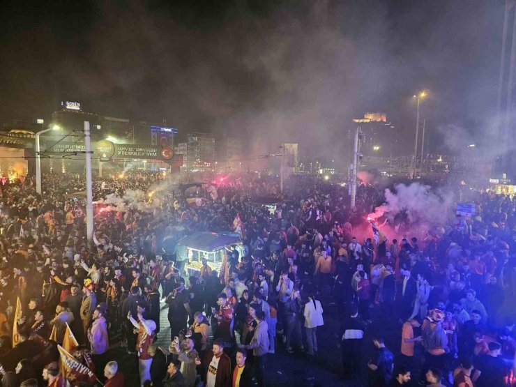 GALATASARAYLI TARAFTARLAR MAÇIN BİTİMİNDE TAKSİM’E AKIN ETTİ