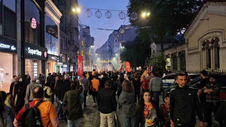 GALATASARAYLI TARAFTARLAR MAÇIN BİTİMİNDE TAKSİM’E AKIN ETTİ