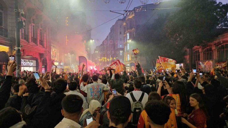 GALATASARAYLI TARAFTARLAR MAÇIN BİTİMİNDE TAKSİM’E AKIN ETTİ