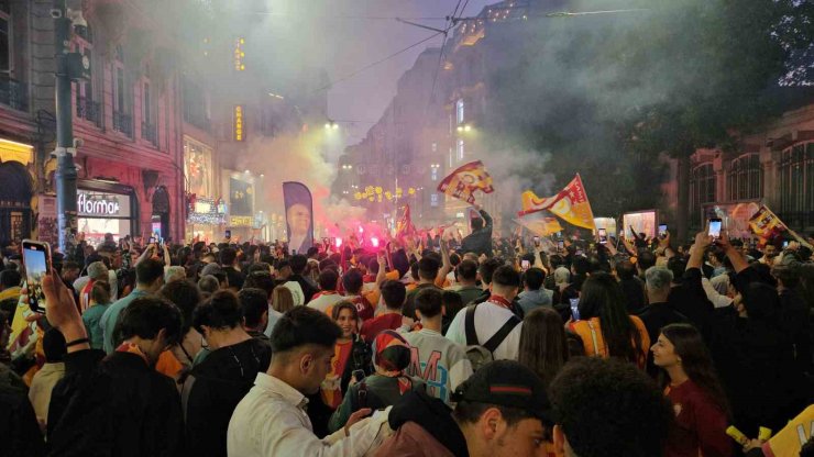 GALATASARAYLI TARAFTARLAR MAÇIN BİTİMİNDE TAKSİM’E AKIN ETTİ