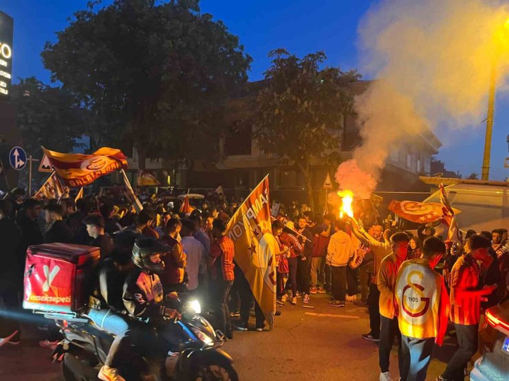 GALATASARAY TARAFTARLARI FLORYA’DA ŞAMPİYONLUĞU KUTLUYOR