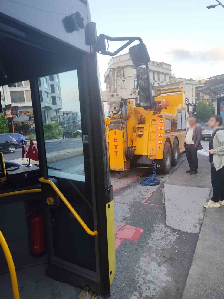 ÜSKÜDAR’DA YAĞ AKITARAK ZİNCİRLEMEYE KAZAYA NEDEN OLAN İETT ŞOFÖRÜNE PARA CEZASI