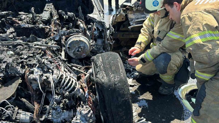 EYÜPSULTAN’DA 20 MİLYON LİRA DEĞERİNDEKİ LÜKS OTOMOBİL ALEV TOPUNA DÖNDÜ: O ANLAR KAMERADA