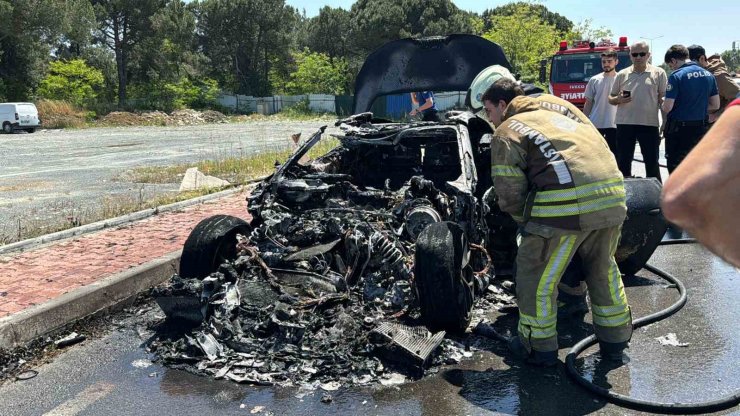 EYÜPSULTAN’DA 20 MİLYON LİRA DEĞERİNDEKİ LÜKS OTOMOBİL ALEV TOPUNA DÖNDÜ: O ANLAR KAMERADA