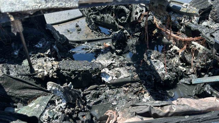 EYÜPSULTAN’DA 20 MİLYON LİRA DEĞERİNDEKİ LÜKS OTOMOBİL ALEV TOPUNA DÖNDÜ: O ANLAR KAMERADA