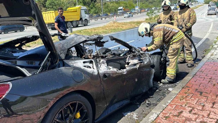 EYÜPSULTAN’DA 20 MİLYON LİRA DEĞERİNDEKİ LÜKS OTOMOBİL ALEV TOPUNA DÖNDÜ: O ANLAR KAMERADA