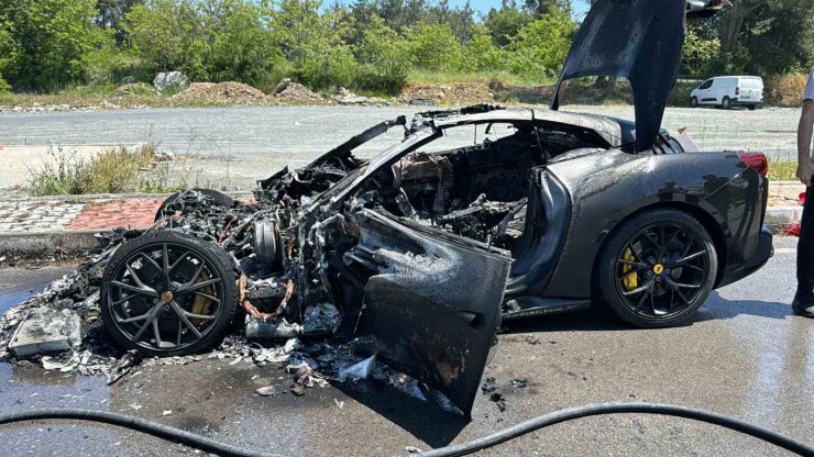 EYÜPSULTAN’DA 20 MİLYON LİRA DEĞERİNDEKİ LÜKS OTOMOBİL ALEV TOPUNA DÖNDÜ: O ANLAR KAMERADA