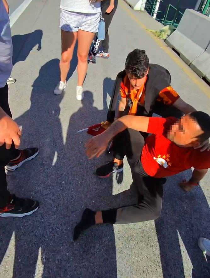 KADIKÖY’DE GALATASARAYLI TARAFTARA SİLAHLI SALDIRI KAMERADA