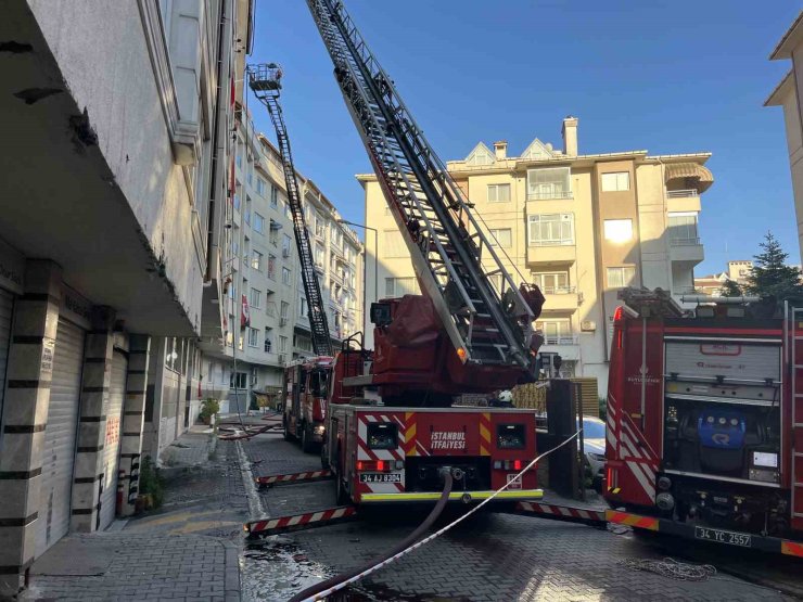EYÜPSULTAN’DA 7 KATLI BİNANIN ÇATISI ALEV ALEV YANDI: YANGIN İKİ BİNAYA SIÇRADI