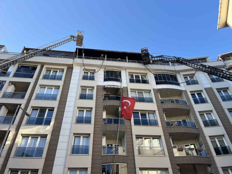 EYÜPSULTAN’DA 7 KATLI BİNANIN ÇATISI ALEV ALEV YANDI: YANGIN İKİ BİNAYA SIÇRADI