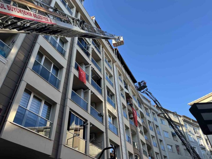 EYÜPSULTAN’DA 7 KATLI BİNANIN ÇATISI ALEV ALEV YANDI: YANGIN İKİ BİNAYA SIÇRADI