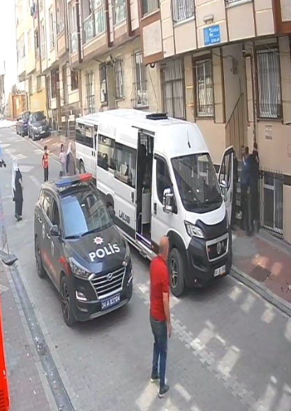 ESENYURT’TA HATALI ŞEKİLDE ÖĞRENCİ İNDİREN SERVİS SÜRÜCÜSÜ POLİSLE TARTIŞTI