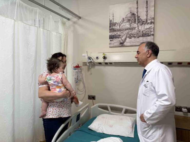 ÜZERİNE ÇAYDANLIK DEVRİLEN 1 YAŞINDAKİ BEBEK DEHŞETİ YAŞADI, VÜCUDUNUN YÜZDE 15’İ YANDI