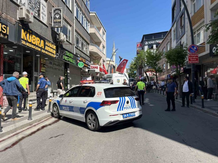 KÜÇÜKÇEKMECE’DE FENALAŞIP YOLA YIĞILAN ADAMIN ÜZERİNDEN ARAÇ GEÇTİ