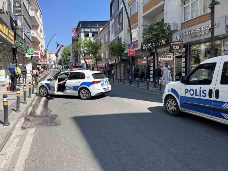 KÜÇÜKÇEKMECE’DE FENALAŞIP YOLA YIĞILAN ADAMIN ÜZERİNDEN ARAÇ GEÇTİ