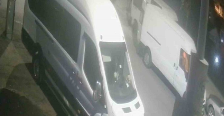 PARK HALİNDEKİ ARACIN ELEKTRİK VE TEKNİK AKSAMINI ÇALDILAR, O ANLAR KAMERADA