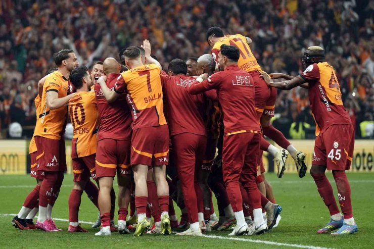 ŞAMPİYON GALATASARAY SADECE 2 HAFTA LİDER OLAMADI