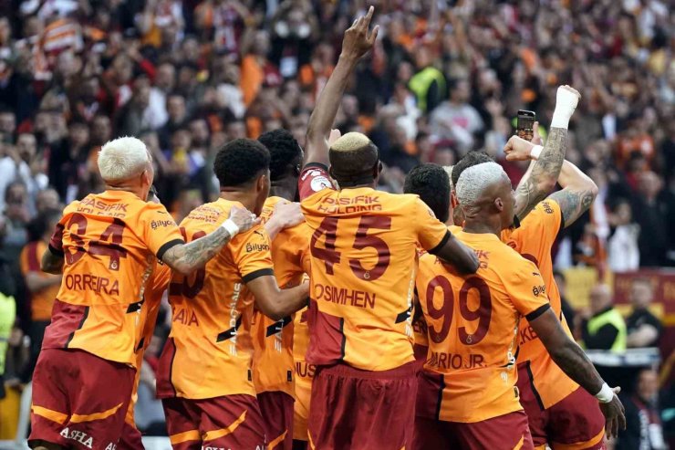 ŞAMPİYON GALATASARAY SADECE 2 HAFTA LİDER OLAMADI