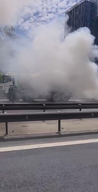 BASIN EKSPRES’TE YANAN OTOMOBİLE HORTUMLA MÜDAHALE