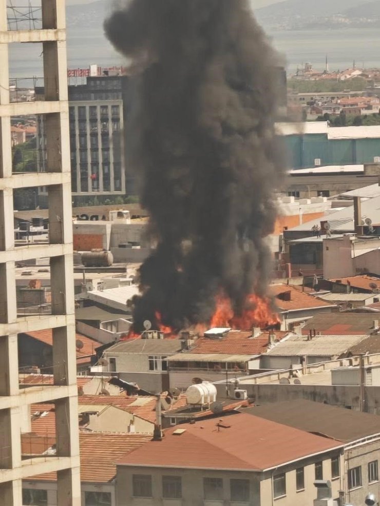 BAYRAMPAŞA’DA YANGIN PANİĞİ, ÇATIDAN YÜKSELEN ALEVLER BİTİŞİKTEKİ BİNAYA SIÇRADI