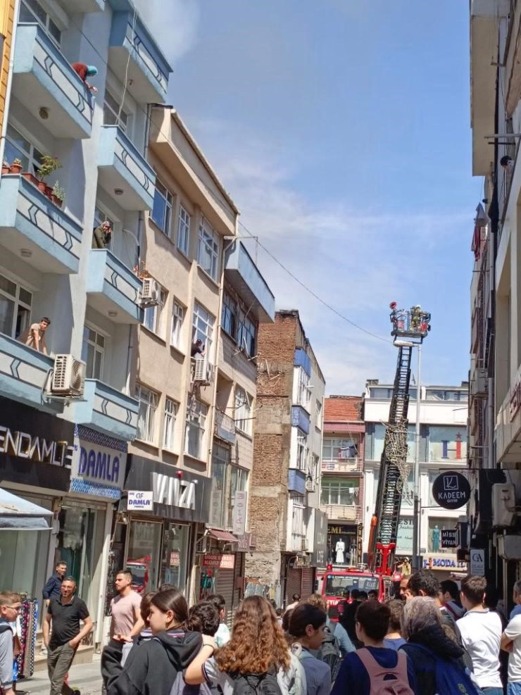 BAYRAMPAŞA’DA YANGIN PANİĞİ, ÇATIDAN YÜKSELEN ALEVLER BİTİŞİKTEKİ BİNAYA SIÇRADI