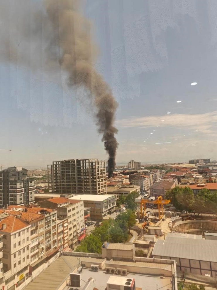 BAYRAMPAŞA’DA YANGIN PANİĞİ, ÇATIDAN YÜKSELEN ALEVLER BİTİŞİKTEKİ BİNAYA SIÇRADI