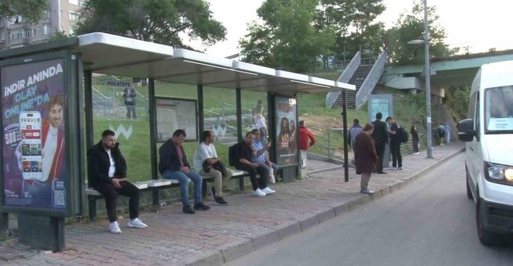 İSTANBUL’DA ÖZEL HALK OTOBÜSÜ GREVİ DURAKLARDA YOĞUNLUĞA NEDEN OLDU
