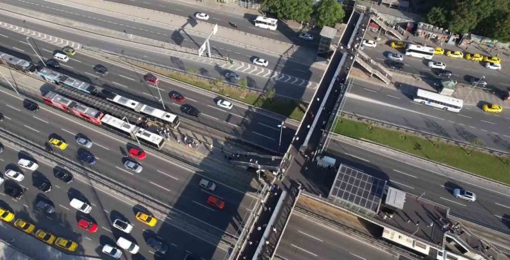 İSTANBUL’DA ÖZEL HALK OTOBÜSÜ GREVİ DURAKLARDA YOĞUNLUĞA NEDEN OLDU