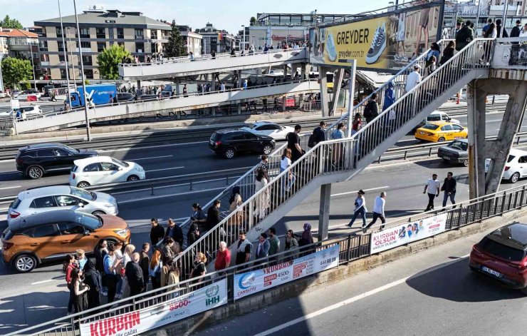 ÖZEL HALK OTOBÜSLERİ KONTAK KAPATTI: METROBÜSLERDE YAŞANAN YOĞUNLUK HAVADAN GÖRÜNTÜLENDİ