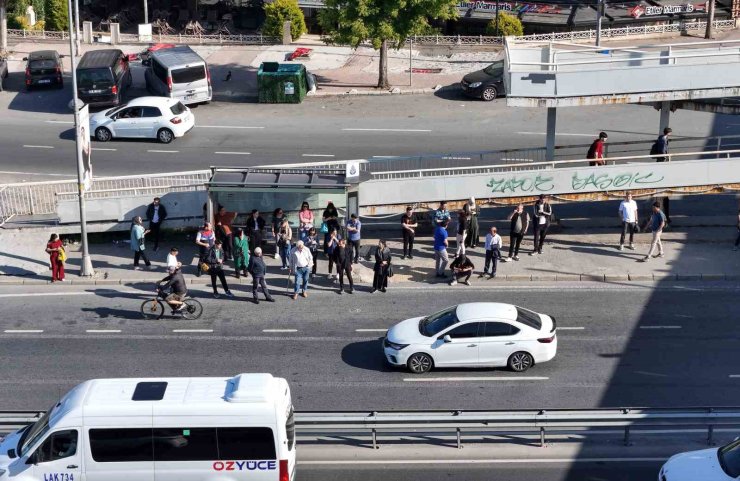 ÖZEL HALK OTOBÜSLERİ KONTAK KAPATTI: METROBÜSLERDE YAŞANAN YOĞUNLUK HAVADAN GÖRÜNTÜLENDİ