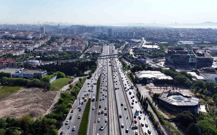 ÖZEL HALK OTOBÜSLERİ KONTAK KAPATTI: METROBÜSLERDE YAŞANAN YOĞUNLUK HAVADAN GÖRÜNTÜLENDİ