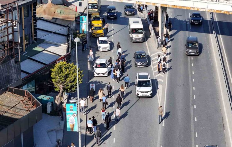 ÖZEL HALK OTOBÜSLERİ KONTAK KAPATTI: METROBÜSLERDE YAŞANAN YOĞUNLUK HAVADAN GÖRÜNTÜLENDİ