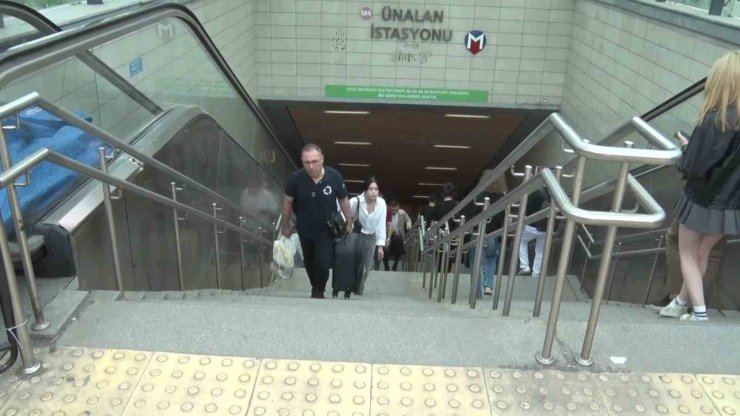 ÜNALAN METRO İSTASYONU’NDA YÜRÜYEN MERDİVEN KIRILDI