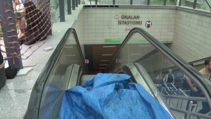 ÜNALAN METRO İSTASYONU’NDA YÜRÜYEN MERDİVEN KIRILDI