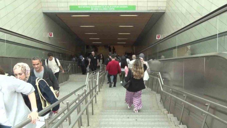 ÜNALAN METRO İSTASYONU’NDA YÜRÜYEN MERDİVEN KIRILDI