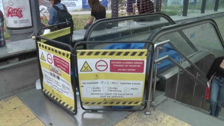 ÜNALAN METRO İSTASYONU’NDA YÜRÜYEN MERDİVEN KIRILDI