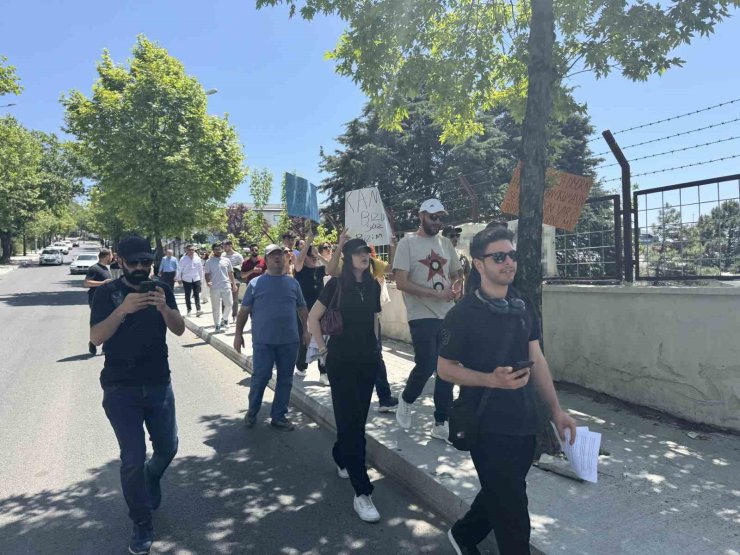 ÜNİVERSİTE ÖĞRENCİLERİNDEN YÜZDE 74’LÜK ZAM PROTESTOSU