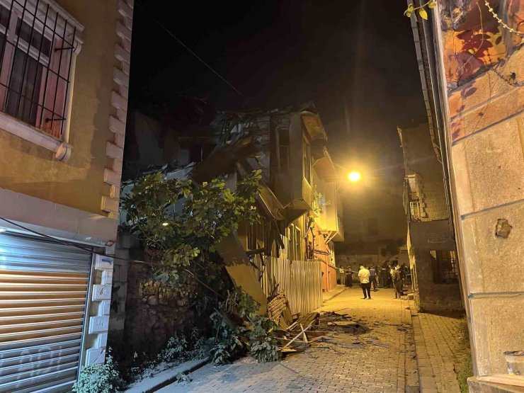 FATİH’TE 2 KATLI METRUK BİNA ÇÖKTÜ