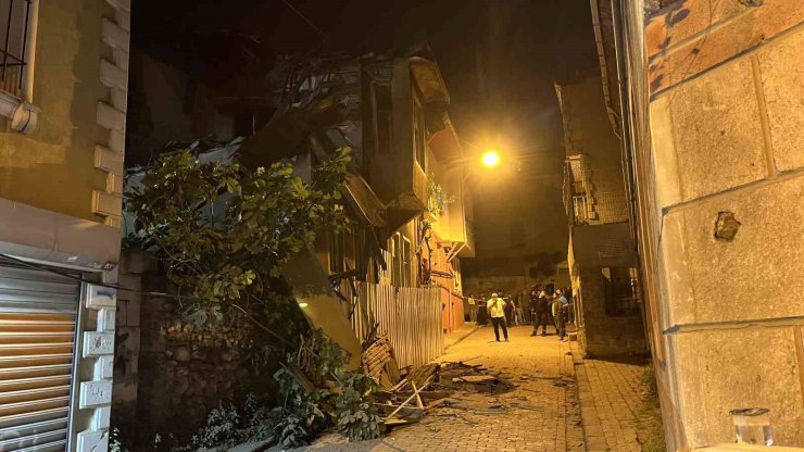 FATİH’TE 2 KATLI METRUK BİNA ÇÖKTÜ